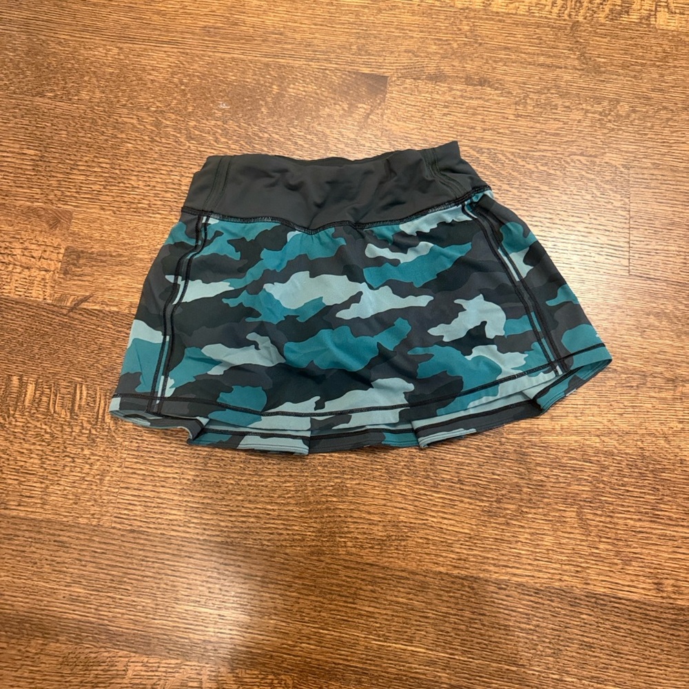 Lululemon Camo Mid Rise Rival Skirt in Size 0